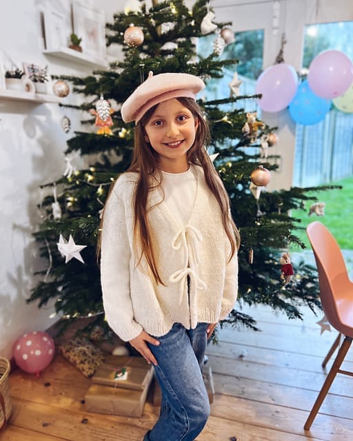 Kinder-Cardigan im Herbstlicht