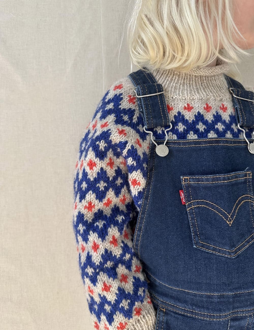 Detailaufnahme des Fair-Isle-Musters in Naturfarben