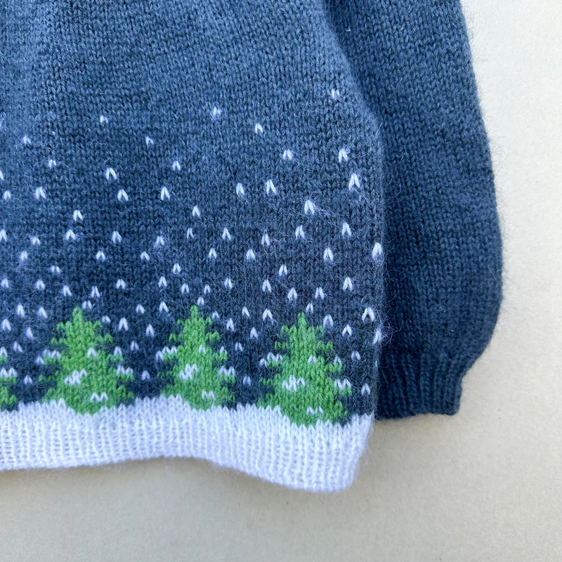 Kinderpullover mit festlichem Muster