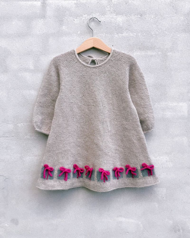 Detail des Christmas Morning Dress von Knitting for Olive