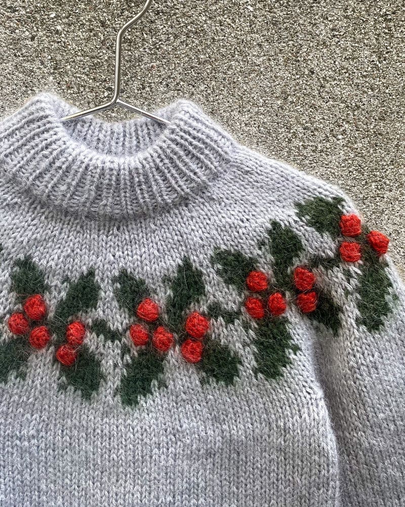 Detail des Beerenmusters im Holly Sweater